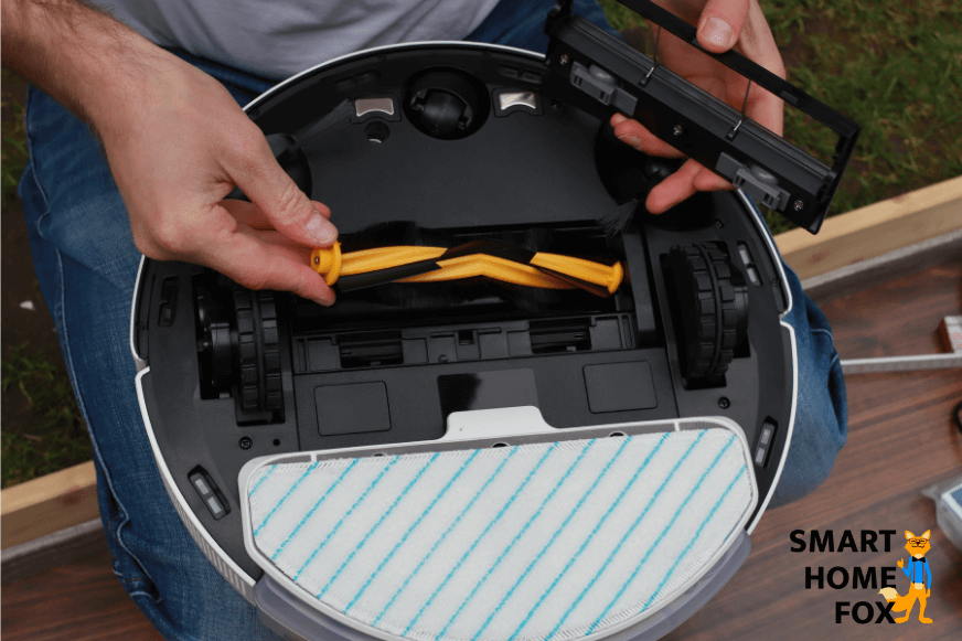 Die Reinigungsbürsten des Ecovacs Deebot T9 wird entnommen